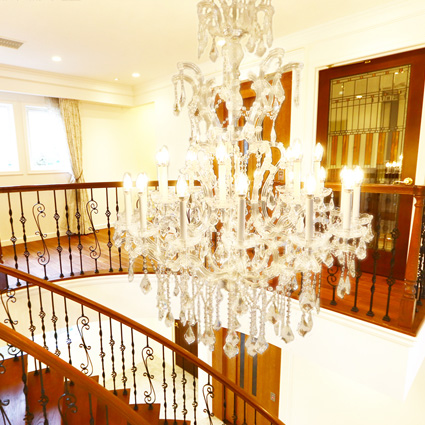 螺旋階段とシャンデリア