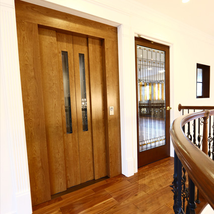 2Fエレベーターと多目的室ドア